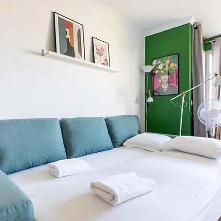 Guestready - Sunny With Balcony Views * Parijs