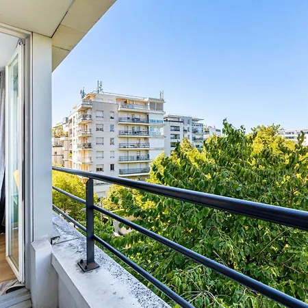 Guestready - Sunny With Balcony Views Parijs