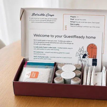 Guestready - Sunny With Balcony Views * Parijs