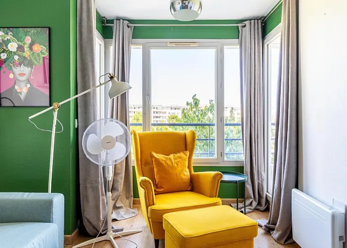 Guestready - Sunny With Balcony Views * Paris